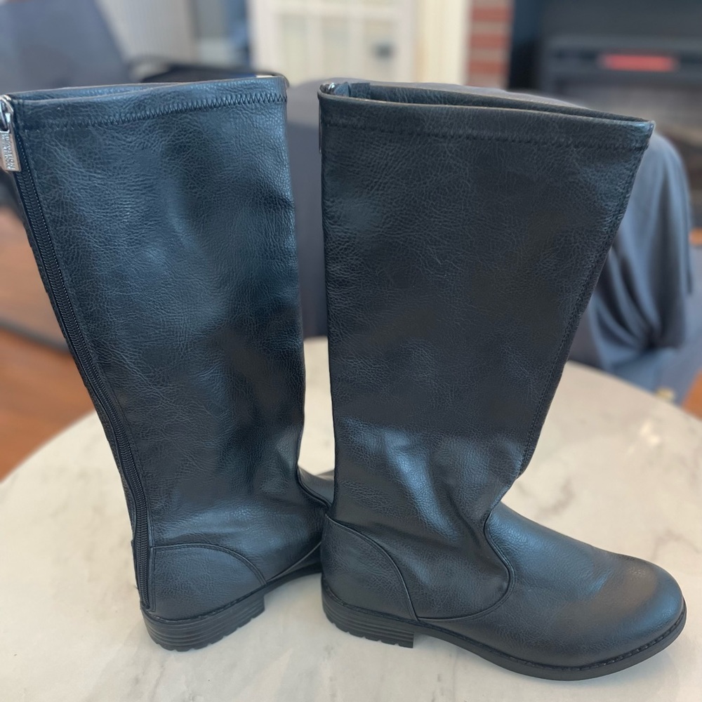 Woman’s Leather Flat Boots